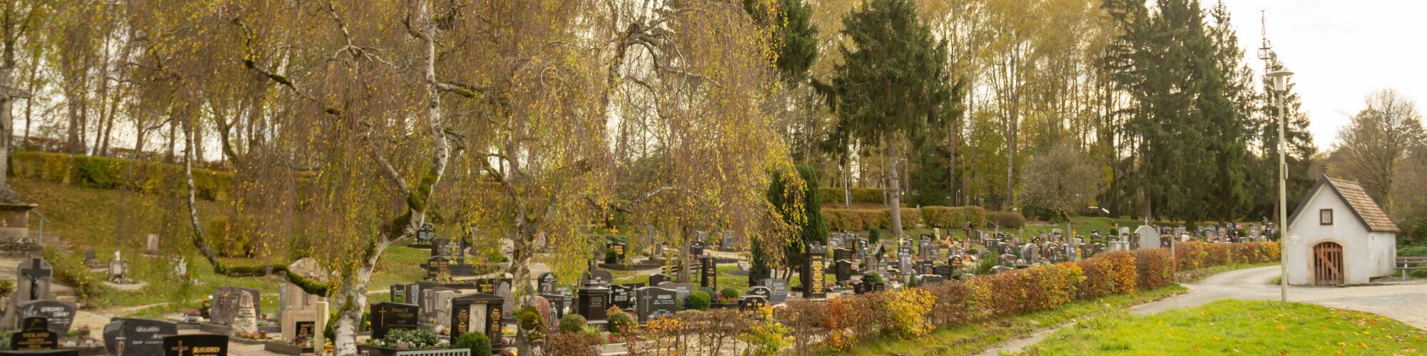 Friedhof in Waischenfeld mit Gräbern für Erdbestattung, Feuerbestattung, anonyme Bestattung