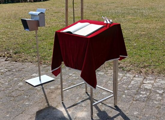 Kondolenzbuch und Trauerbilder am Friedhof in Pretzfeld