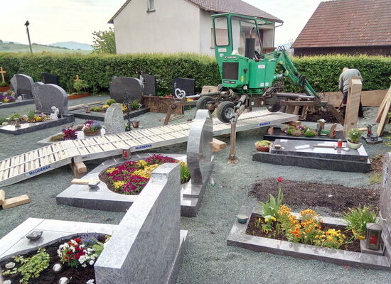 Grabarbeiten für eine Erdbestattung am Friedhof in Volsbach