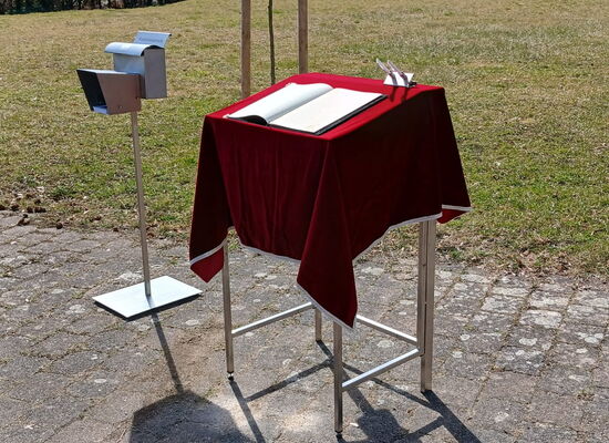 Kondolenzbuch und Trauerbilder am Friedhof in Pretzfeld